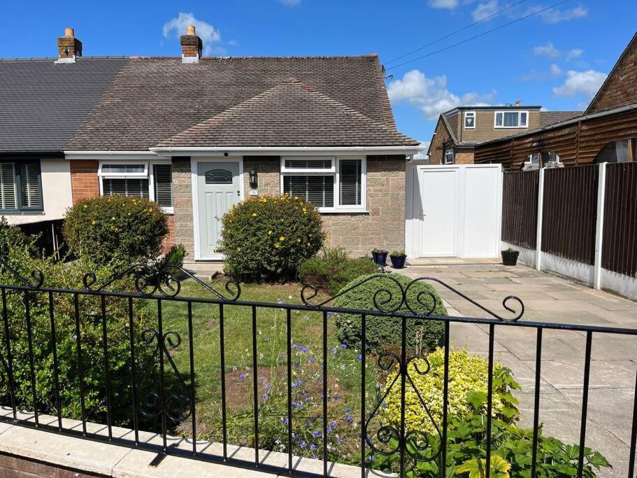 Idyllic Bungalow, Ideal Location In West Lancashire Burscough Eksteriør billede